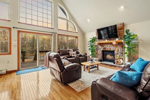 Smart TV, fireplace, foosball, table tennis - Spacious 5-bedroom country house in tranquil Blakeslee with WiFi, AC (Blakeslee)