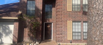 Spacious 4-bedroom house in peaceful Humble with WiFi, AC