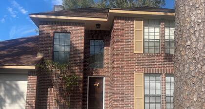 Spacious 4-bedroom house in peaceful Humble with WiFi, AC