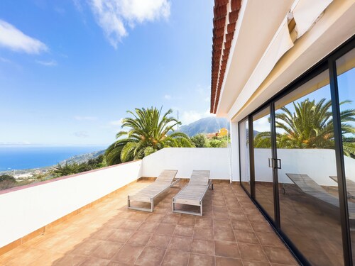 Villa with spa facilities(sauna, floating tank)&outdoor heated jacuzzi with BBQ 