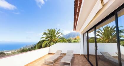 Villa with spa facilities(sauna, floating tank)&outdoor heated jacuzzi with BBQ