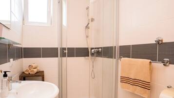 Studio Comfort, dapur kecil, pemandangan laut terbatas | Kamar mandi | Shower, pengering rambut, handuk, dan sabun