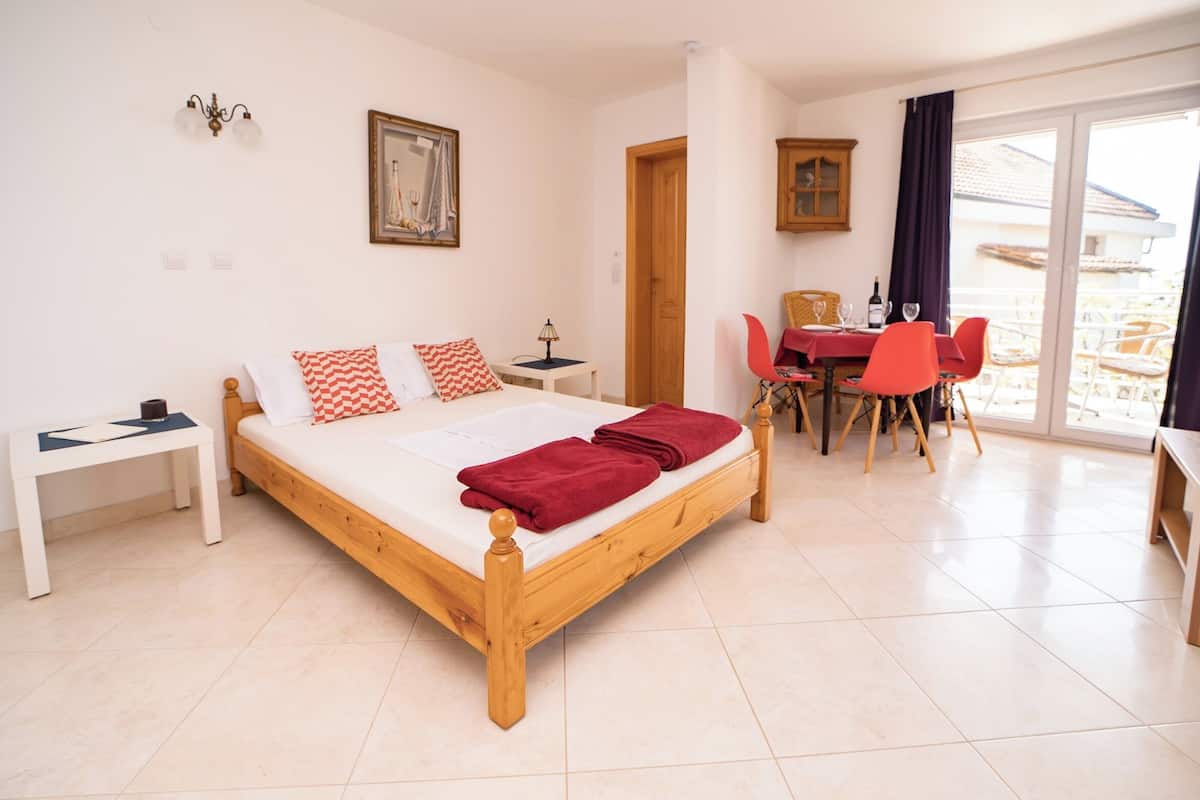 Comfort appartement, kitchenette, uitzicht op zee | 1 slaapkamer, een strijkplank/strijkijzer, gratis wifi, beddengoed