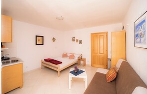 Tabla de planchar con plancha, wifi gratis y ropa de cama 