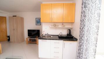 Comfort Studio, Kitchenette, Sea View | Private kitchen | Fridge, stovetop, cookware/dishes/utensils