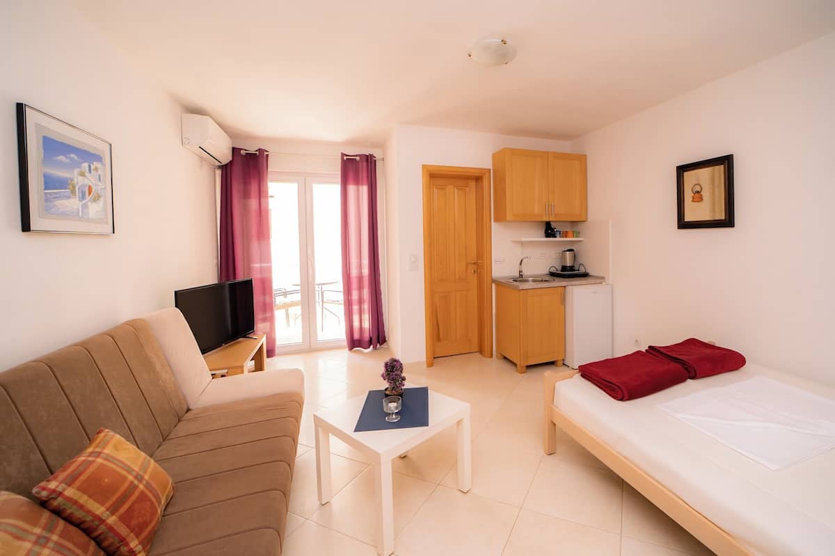 Comfort studio, kitchenette, gedeeltelijk uitzicht op zee | 1 slaapkamer, een strijkplank/strijkijzer, gratis wifi, beddengoed