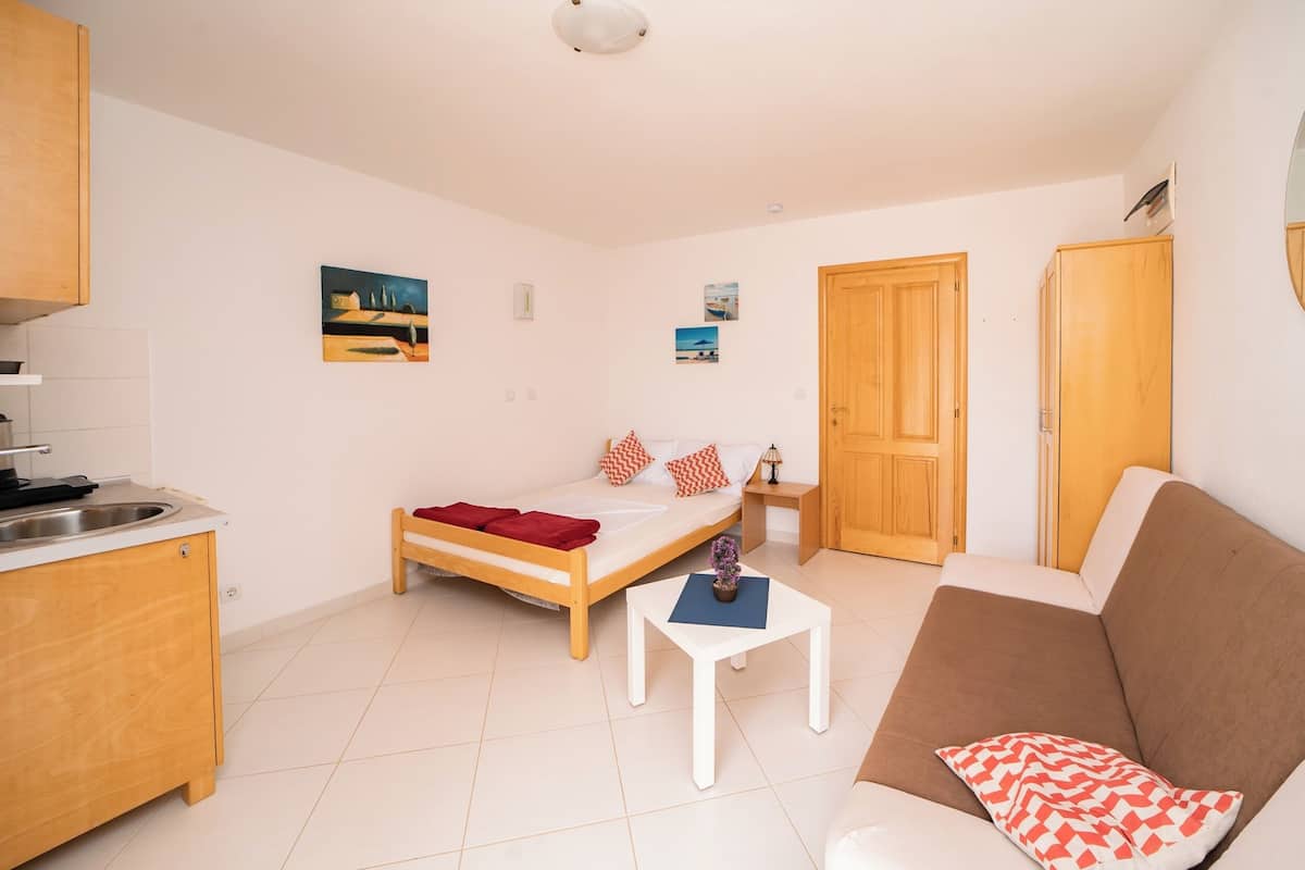 Comfort studio, kitchenette, gedeeltelijk uitzicht op zee | 1 slaapkamer, een strijkplank/strijkijzer, gratis wifi, beddengoed
