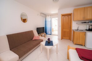 Comfort Studio, Kitchenette, Partial Sea View | Iron/ironing board, free WiFi, bed sheets