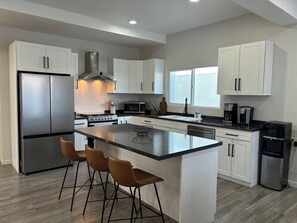 Fridge, microwave, oven, stovetop - Spacious 4-bedroom house with game room and beach club in charming Rosarito (Rosarito)