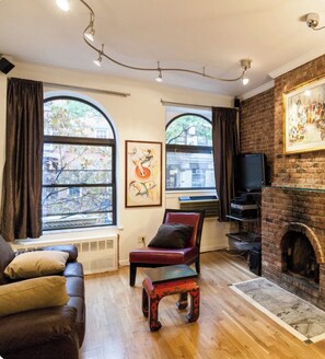 TV, fireplace