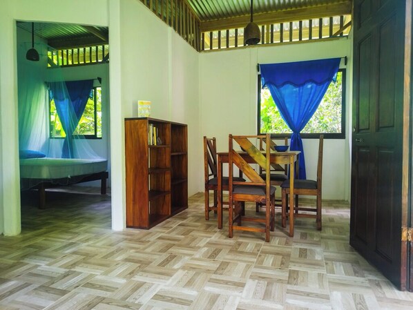 1 bedroom, bed sheets