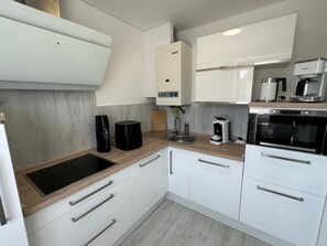 Kaffetrakter/tekoker og høy barnestol