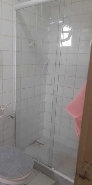 Regadera, toallas, jabón, papel de baño 