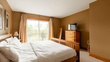 4 habitaciones, escritorio y tabla de planchar con plancha