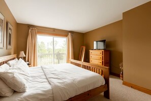 4 bedrooms, desk, iron/ironing board, travel cot