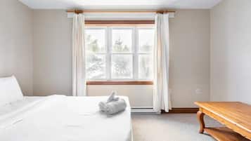 4 bedrooms, desk, iron/ironing board, travel cot