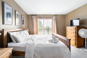 4 bedrooms, desk, iron/ironing board, travel crib