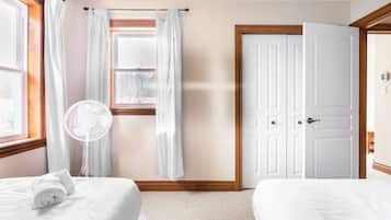 4 habitaciones, escritorio y tabla de planchar con plancha