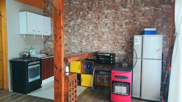 Refrigerador, horno, utensilios de cocina y olla para langostas