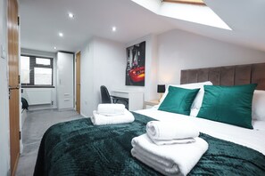 3 Schlafzimmer, Schreibtisch, Bügeleisen/Bügelbrett, Reisekinderbett