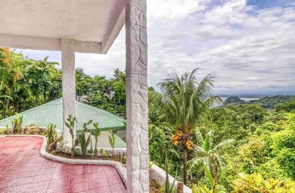 Dobbeltrom – deluxe, hageutsikt | Skrivebord og wi-fi (inkludert)