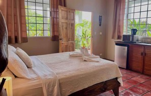 Deluxe dubbelrum - utsikt mot trädgården | Skrivbord och gratis wi-fi