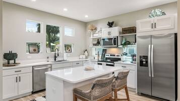 Lemari es, microwave, oven, dan kompor