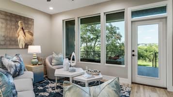 Téléviseur connecté, livres, sélection de musique