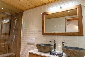 Een douche, een haardroger, handdoeken, zeep