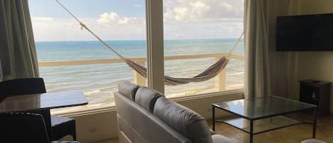 Luxury-Penthouse, Strandblick | Wohnbereich | 42-Zoll-LED-Fernseher mit Kabelempfang