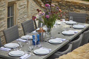 Outdoor dining - Lavender Cottage - sleeps 10 guests  in 4 bedrooms (Bibury)