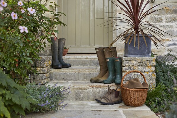 Property grounds - Lavender Cottage - sleeps 10 guests  in 4 bedrooms (Bibury)