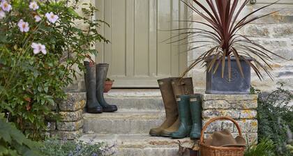 Lavender Cottage - sleeps 10 guests in 4 bedrooms