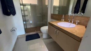 อ่างอาบน้ำและฝักบัวแยกจากกัน, ของใช้ในห้องน้ำฟรี, ผ้าเช็ดตัว, สบู่