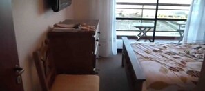 Zimmersafe, Verdunkelungsvorhänge, Bügeleisen/Bügelbrett
