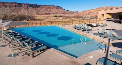 Deluxe condo, resort & location !