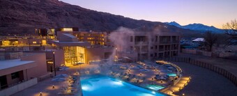 Deluxe condo, resort & location !