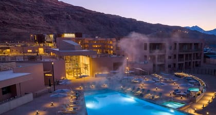 Deluxe condo, resort & location !