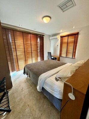 14 makuuhuonetta, työpöytä, silitysrauta/-lauta, vauvan matkasänky