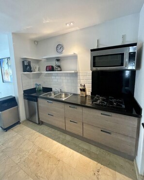 Jääkaappi, mikroaaltouuni, uuni, liesi