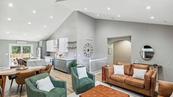Smart-tv, eldstad, tv-spel och bordsfotboll