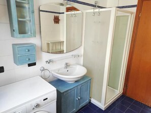 Shower, hair dryer, bidet, towels