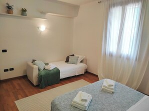 1 habitación, tabla de planchar con plancha y cuna de viaje 