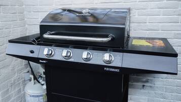 Ein schwarzer Char-Broil Performance Grill mit vier Reglern und einem Edelstahlgriff.