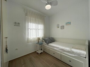 4 bedrooms, iron/ironing board, WiFi, bed sheets - Wonderfull Villa in Roche. (AN)