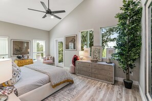 3 bedrooms, iron/ironing board, free WiFi - Luxury riverfront • walk to Historic Downtown & restaurants (St. Augustine)