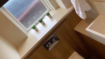 Douche, sèche-cheveux, serviettes fournies, savon