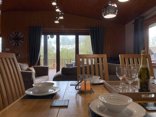 Cosy home from home Wooden lodge with large hottub overlooking a fishing lake