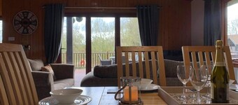 Cosy home from home Wooden lodge with large hottub overlooking a fishing lake