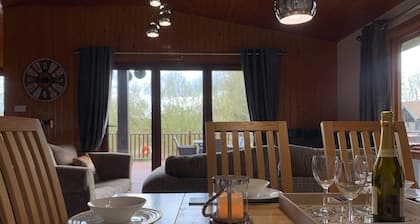 Cosy home from home Wooden lodge with large hottub overlooking a fishing lake